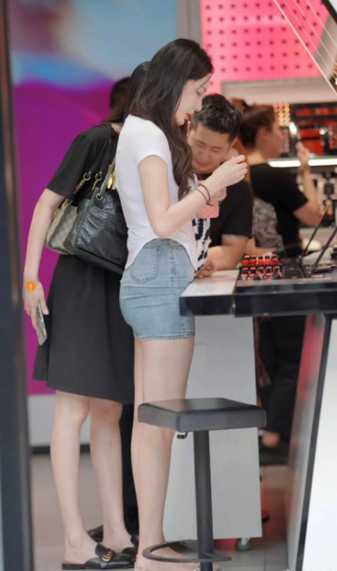 这算“微胖”吗？ 腿型真的很好呀！