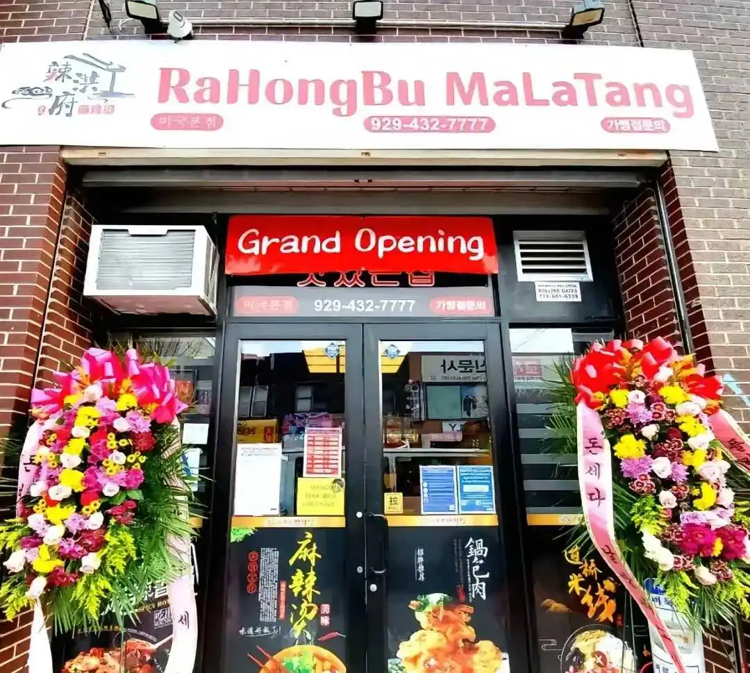 韩国打算偷麻辣烫了。目前已经进展到踩中式麻辣烫，高度赞美自己的“独特创新”：料不