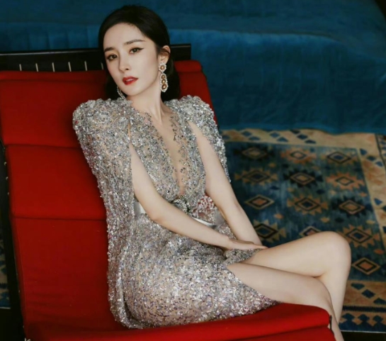 杨幂这两张真的绝，肉欲美腿和玉臀若隐若现
