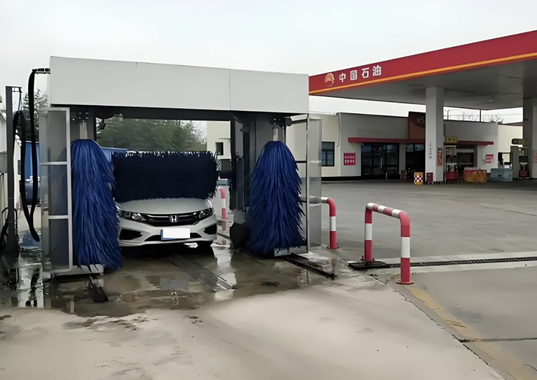 听我一句劝，加油站的免费洗车真不能用。
1.正常来说自动洗车机是需要加清洗液的，