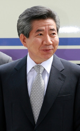 韩国历史上最好的总统卢武铉，他求变革，要搞独立外交，要缓和中朝关系，要美军滚蛋，