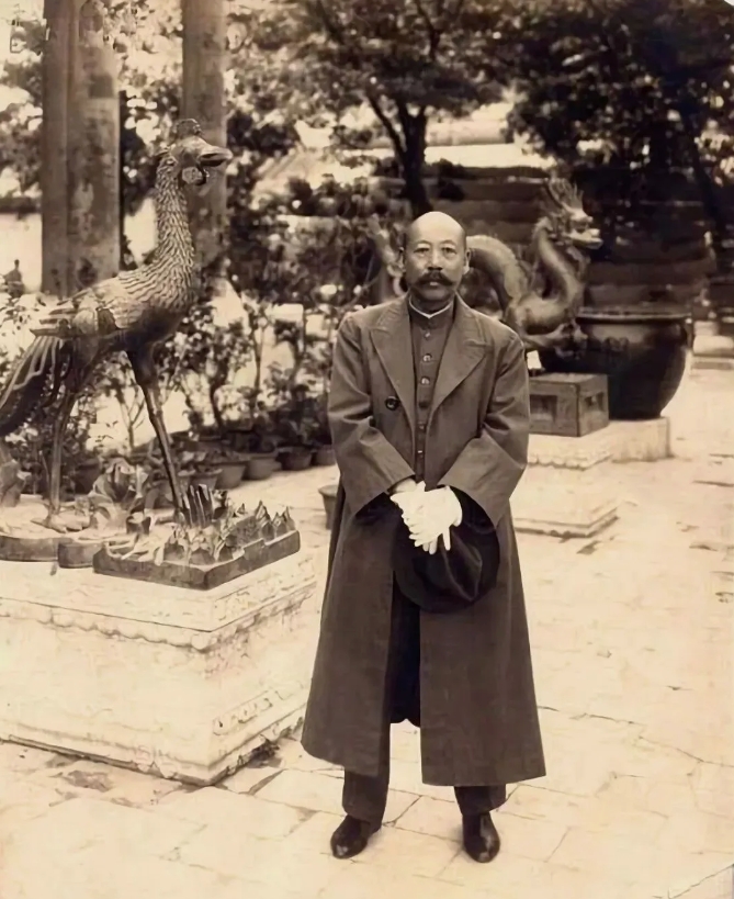 1919年，军阀曹锟创建河北大学时说，我没有上过什么学，但我非常尊敬学校的教授们