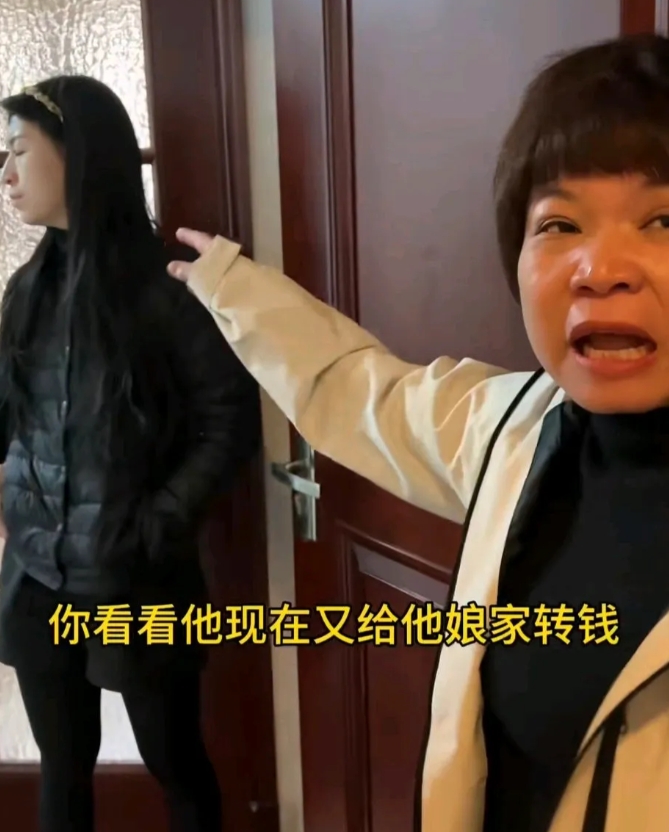 过年了，女子给父母转了五千块钱，婆婆发现后很生气，拉着儿媳妇跟儿子告状：
“看看