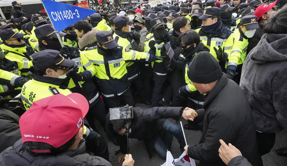 数万人围攻法院！支持尹锡悦
