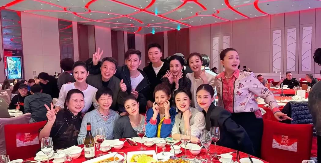 这才是，“甄嬛传晚会”最体面的一幕

表演结束后，大咖们纷纷离场，孙俪、蔡少芬、