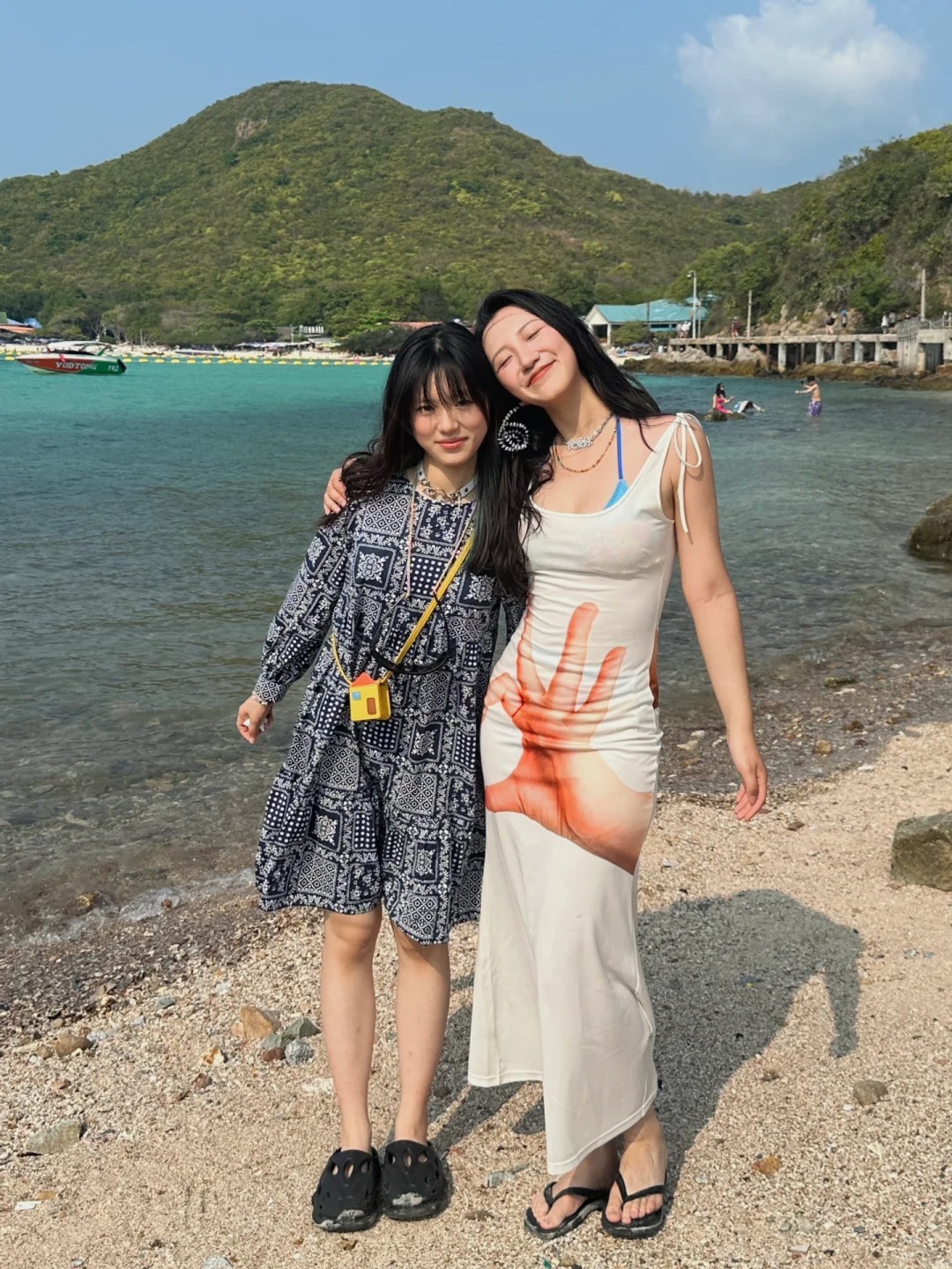 幽默…穿成这样被韩女围观了
谁能想到这件裙子有这样的效果…先是去岛上坐快艇，遇到