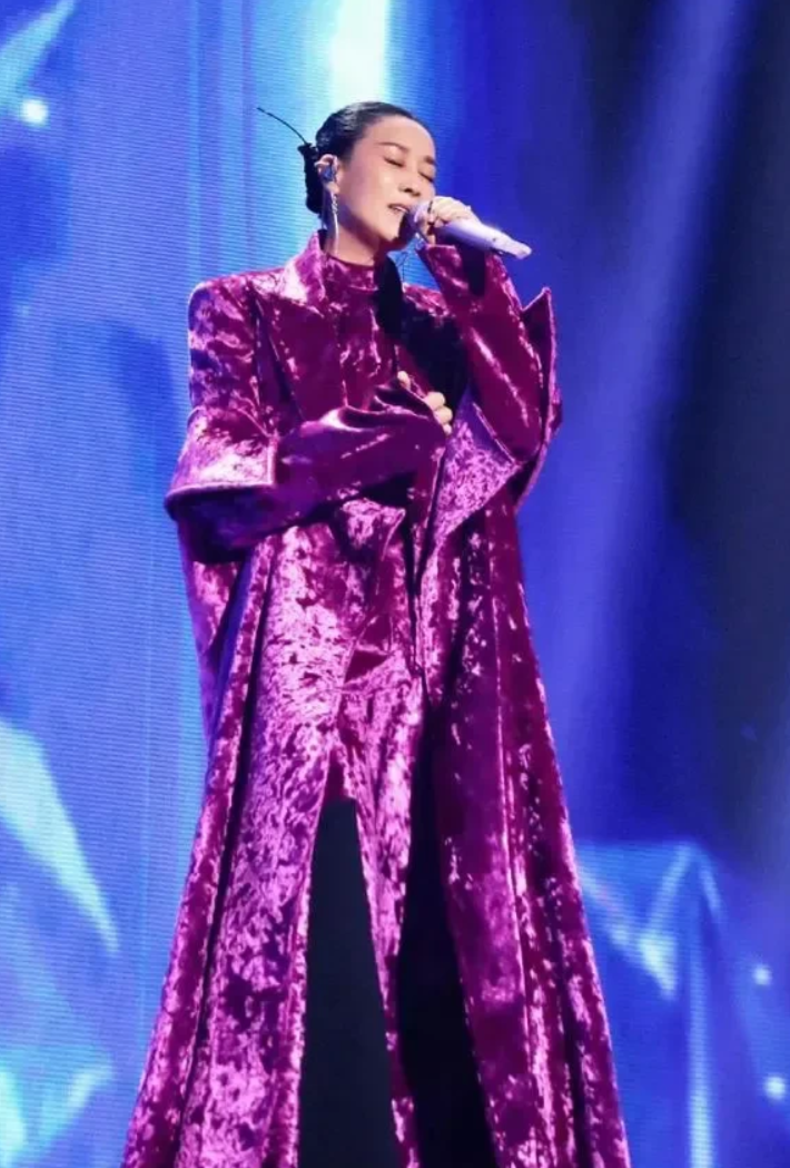 那英澳门演唱会，不应该出现的这几条！
一，她说“入口的工作人员，哎，你们别走呀，