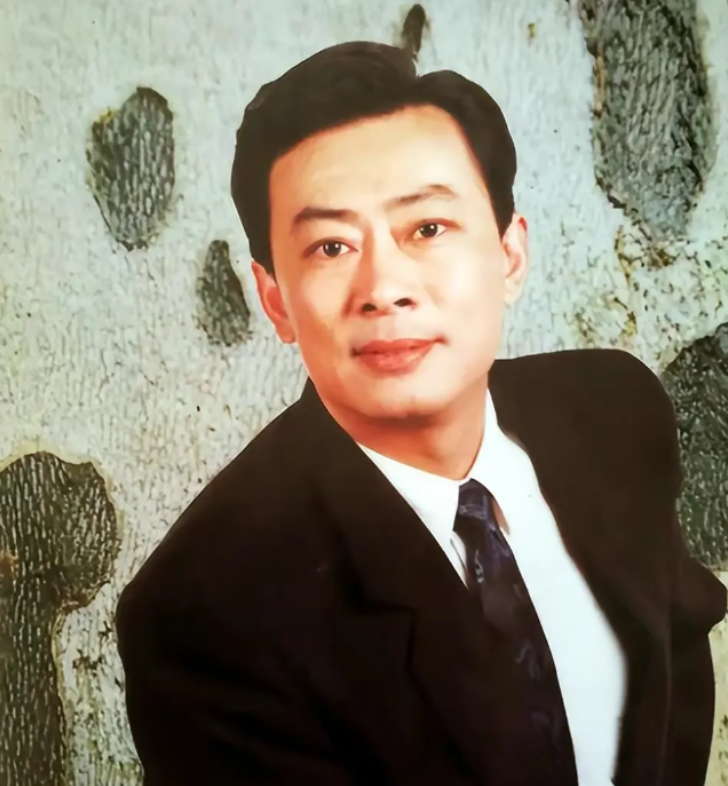 当年，老戏骨王诗槐离婚后，独自抚养有智力残疾的儿子，一天朋友告诉他:“你的初恋离