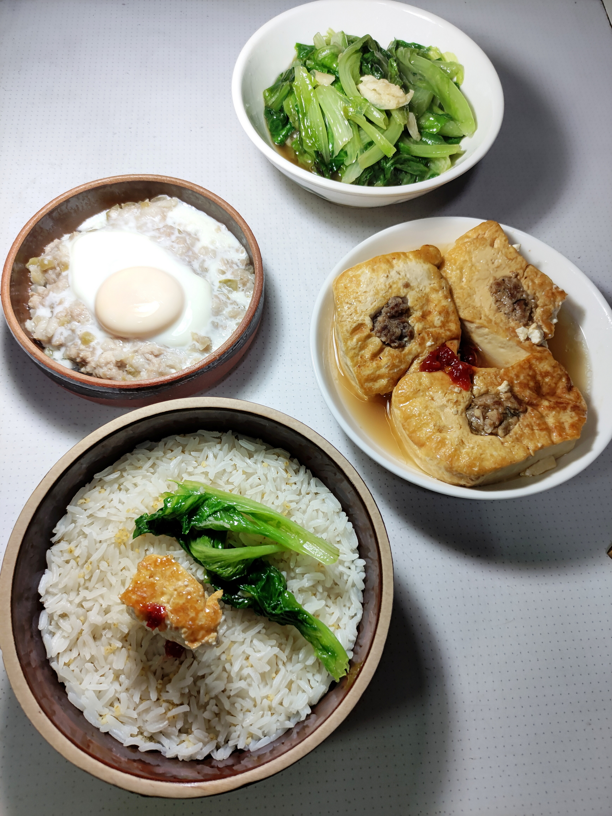 晚餐，酿豆腐，鸡蛋蒸榨菜肉饼，炒生菜，蒸二米饭。酿豆腐在沙园市场买的，2.5元一