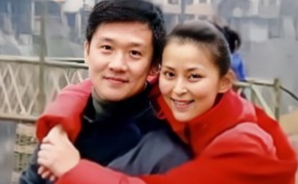 2011年，还没离婚的黄志忠爱上了柯蓝，为了与柯蓝在一起，不惜与发妻离婚。可没想