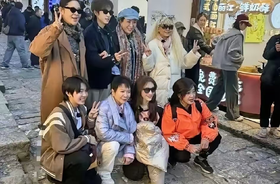 一路繁花嘉宾里 或许只有刘晓庆才是真正来旅游的吧
