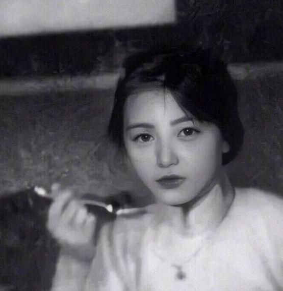 林徽因少女时期合影曝光，贵族校服抢镜，家族背景不凡