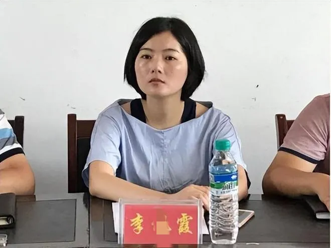 在公开的录音证据中，有几句话让人深思：
1. “还请你推荐推荐”
这句话暗示着毛