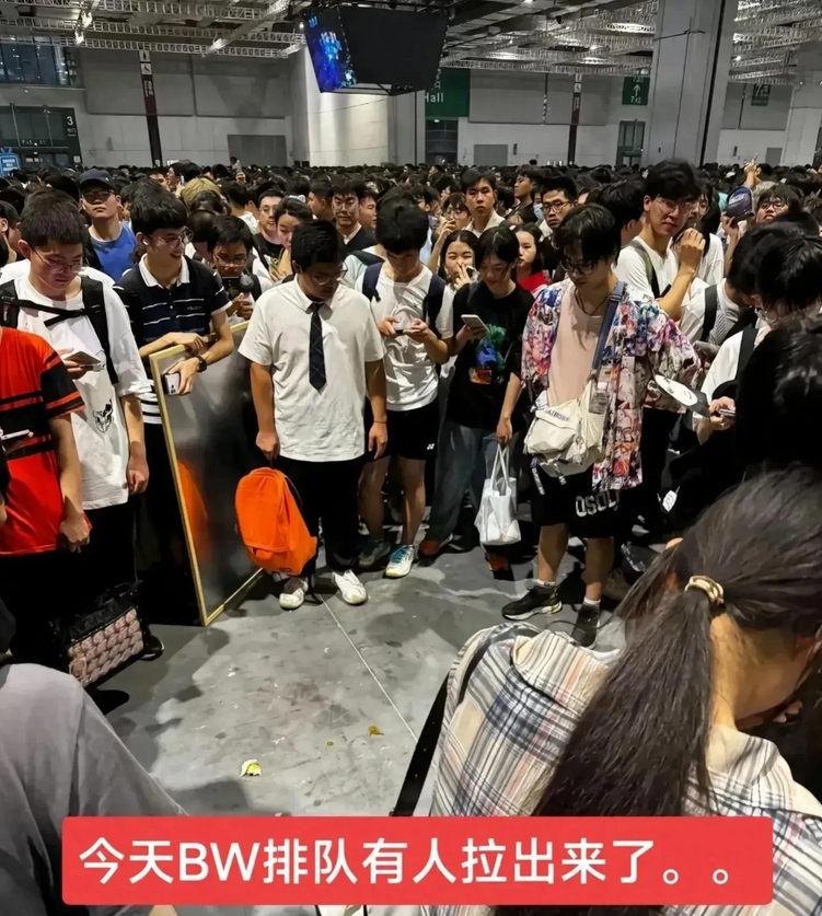 笑不活了，上海漫展现场突发奇葩事件！一男子闹肚子保安不让进，结果竟然当场脱裤子大