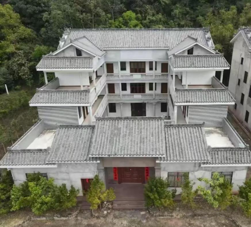 广西玉林，当地树林河流之间有两栋无人认领的“豪宅”，被主管部门公告过后，依法强制