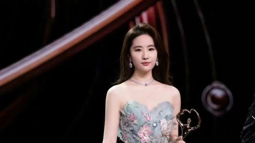 黄晓明和前妻ab同台，却给李冰冰披外套