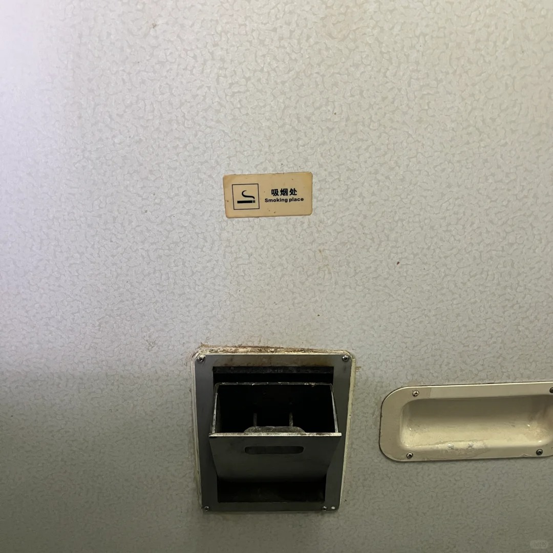 火车硬卧其实床垫是软的
第一次坐火车，上来以后感觉也没有想象的糟糕
我以为的火车