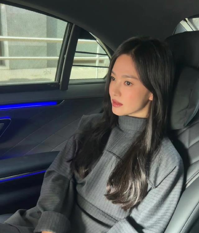 当40岁唐嫣和42岁宋慧乔同框，才发现，婚姻幸福才是女人最好保养（唐嫣对a）-第40张图片-九妖电影