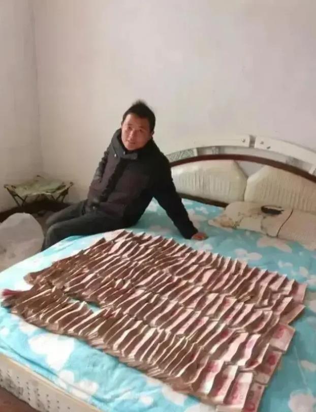网友:
三年没回家过年了，今年回家带给老婆的礼物，希望她能开心。