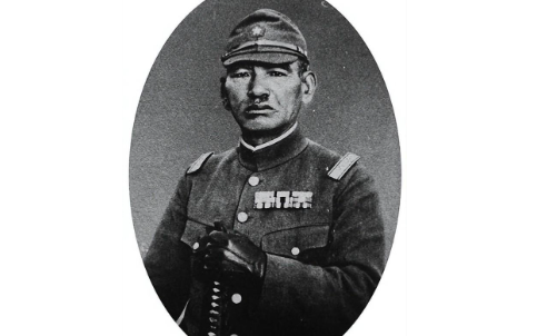 1938年，一个中国老兵发现日军阵地上，有个东西一闪一闪的，老兵毫不迟疑，对着那