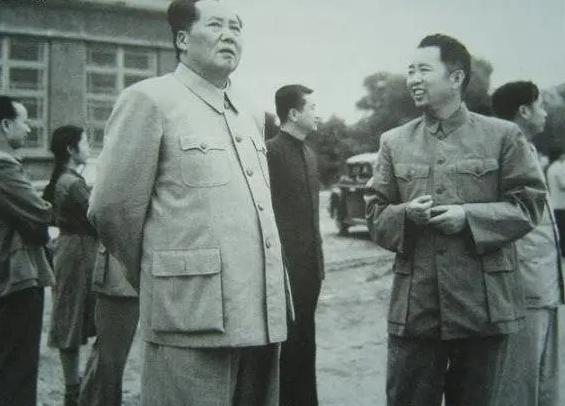 1952年，毛主席见到刘亚楼时，突然对他说道：“你给我敬个礼。”刘亚楼一下子愣住