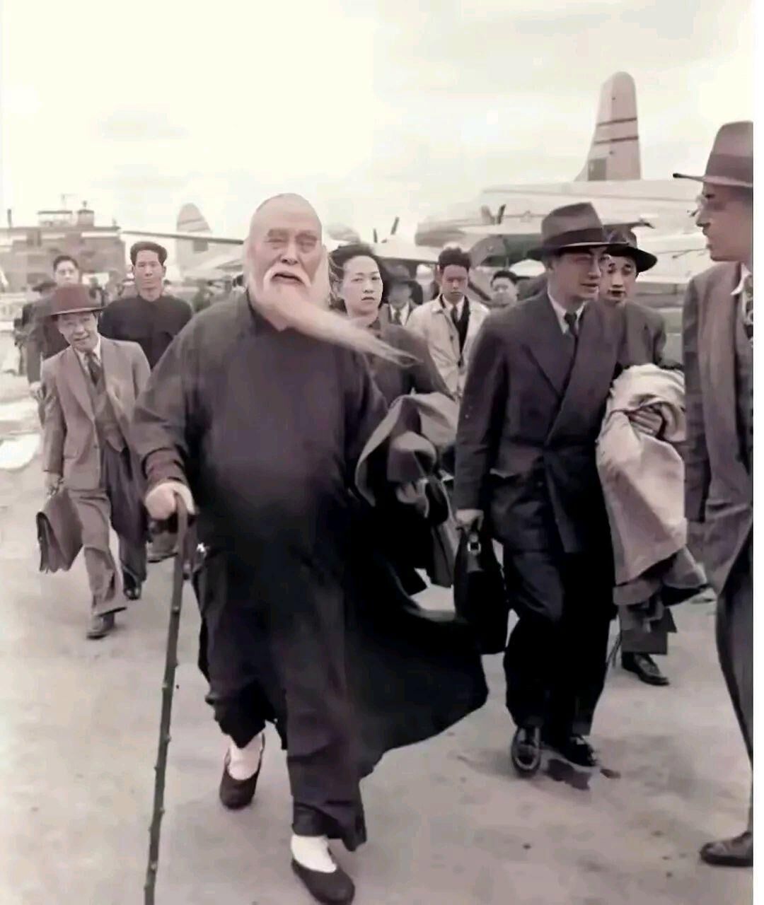 1949 年，即将离开大陆的于右任，登机前留下这张令人唏嘘的照片