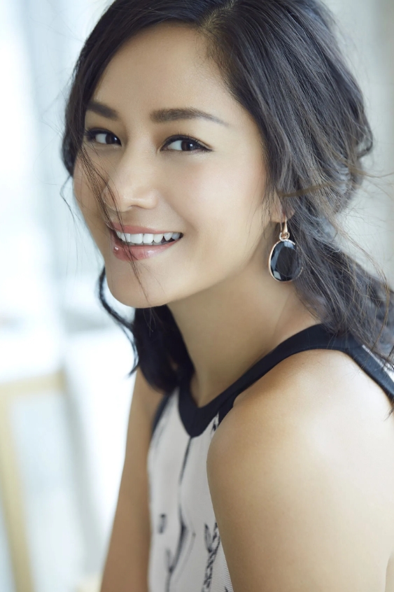 翟颖，这位集美貌与才情于一身的佳人，自踏入公众视野以来，便以其出众的颜值与曼妙的