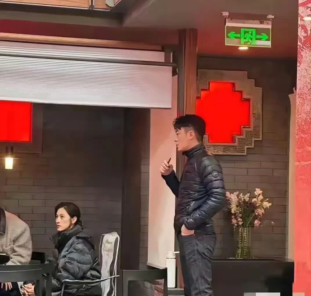 霍建华烟瘾大，面相都变凶了！