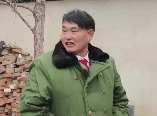 大衣哥朱之文从草根歌手逆袭成名后不忘家乡。此次给村里送年货，本是一片好心。可竟因