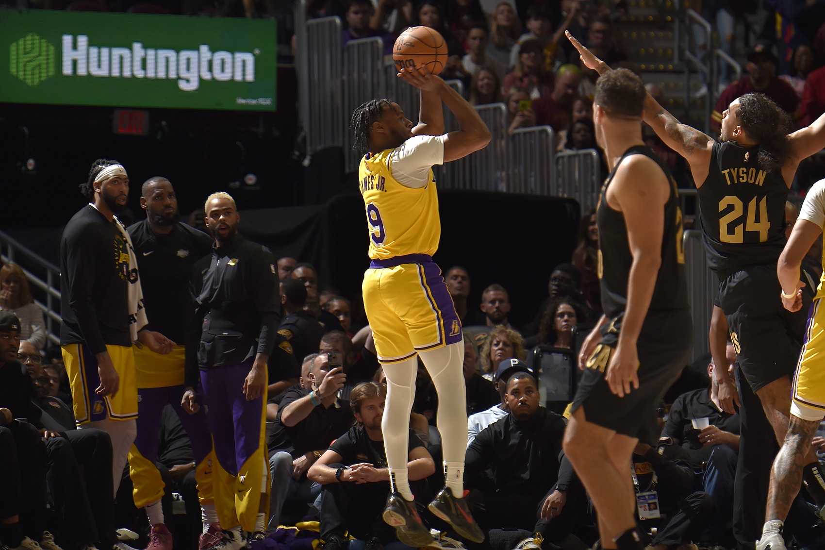 湖人布朗尼命中NBA生涯首分时，替补席中詹姆斯、浓眉哥和拉塞尔三人站着目睹了全过