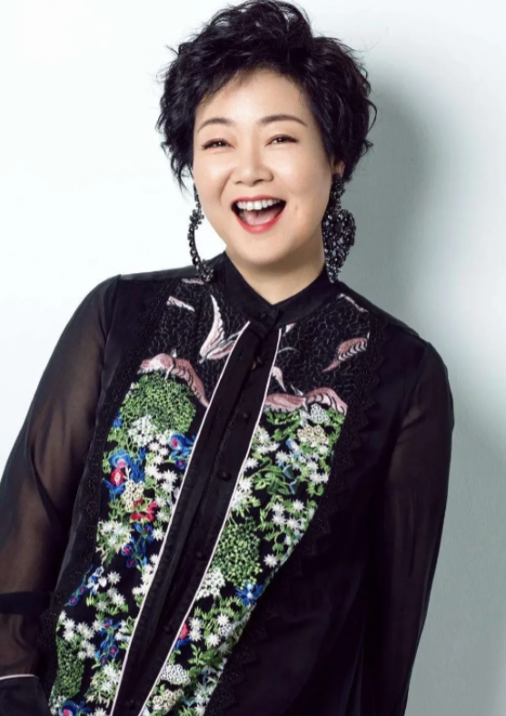 1991年，萨日娜为能分到11平米房子，258元彩礼嫁给了同学潘军。婚后她被嫌弃