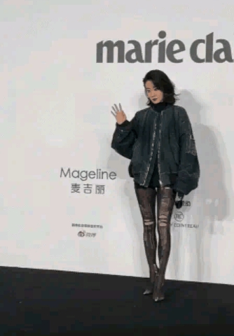 家人们，张小斐这次穿搭可太 “炸裂” 了！一现身，全场傻眼，下半身就套了条破洞黑