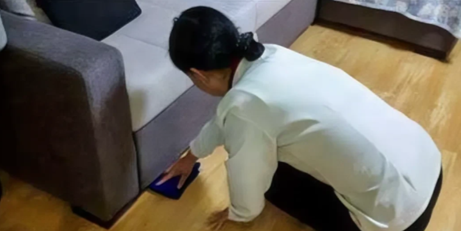 “天降大锅！”11月，湖南，一女保姆趁雇主不在家，将男友喊到雇主家约会，两人情到