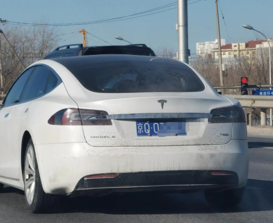 路上看到特斯拉，居然有油车。