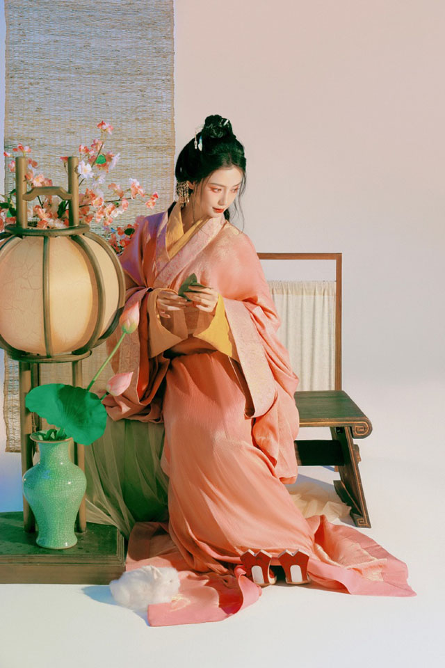 天宝工作室晒出一组汉服照，这是在试探什么？如果不说，真看不出这是天宝。汉服不汉服