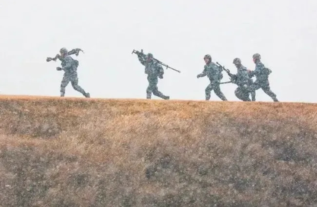 在警卫连当兵时，只要全连跑武装五公里，这两个班级是最煎熬的。

一个是机枪班，要