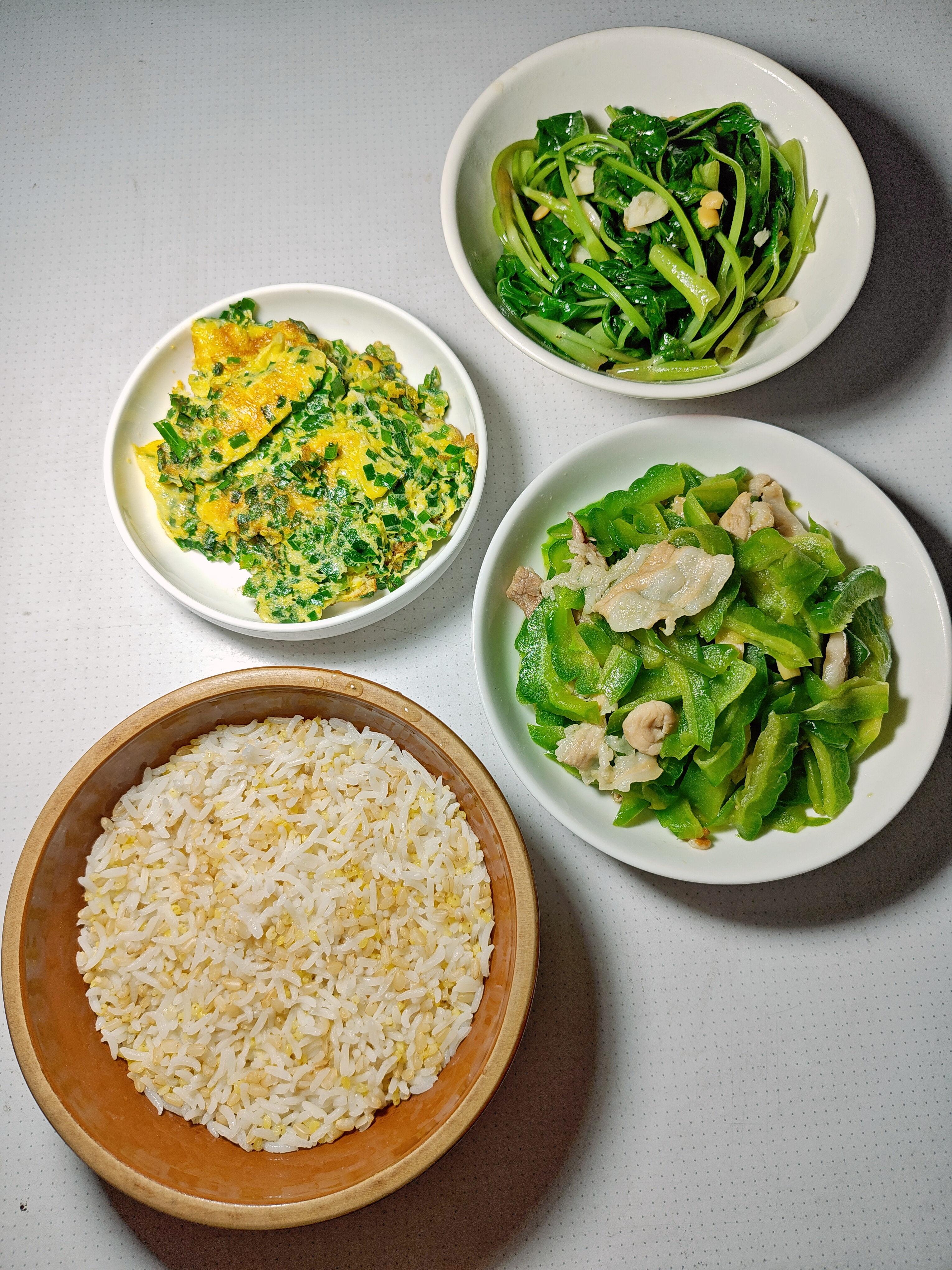晚餐，炒苦瓜，韭菜蛋，炒通菜，三米饭。  ​​​