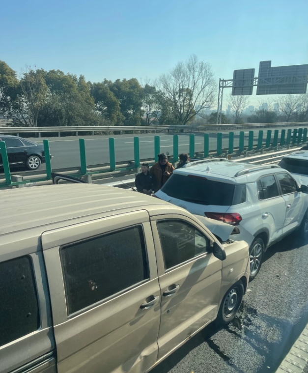 1.18日上午9点20分无锡京沪高速上海方向，大规模拥堵，整个道路堵的崩溃至极，