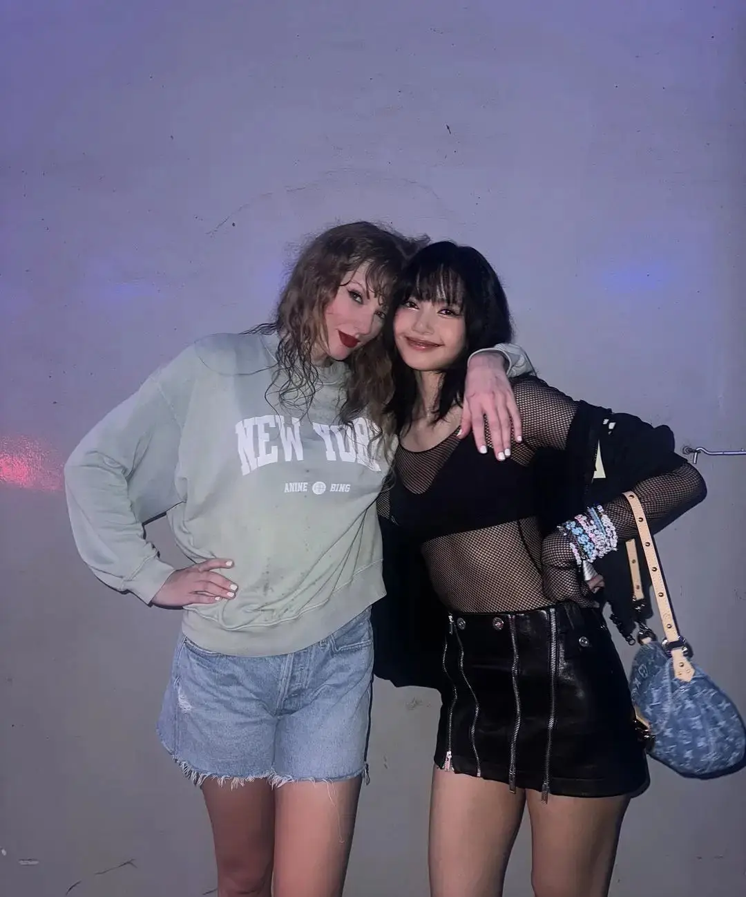 Lisa观看霉霉演唱会 两人后台合照十分亲密 