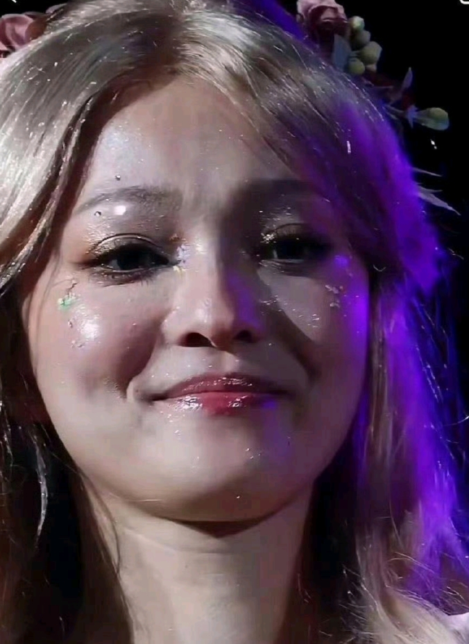 网上流出张韶涵演唱会未修图曝光。这个角度也能拍这么好看，还是底子太好了。 ￼￼