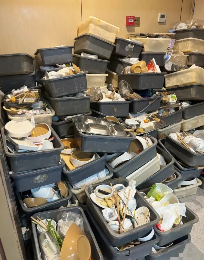 昨天去自助餐做兼职洗碗了，120块一天。早上11点一直干到下午15点，晚上19点