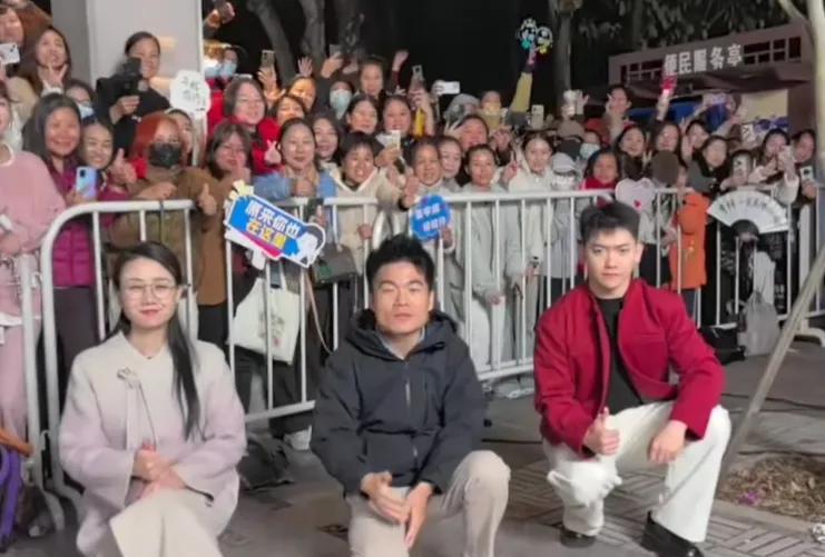 惠州的合影最为安静，因为他们提前约定好，不喧哗不扰民。
但是，丈母娘的心却无法平