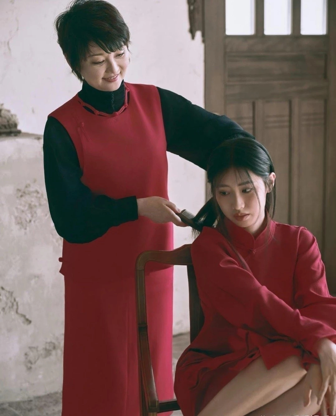 徐帆带着她领养的小棉袄徐朵拍了美美的大片，母女俩看上去亲得很。最有趣的是，徐朵的