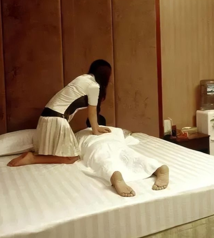 河南濮阳，一已婚女子在酒店为醉酒男子提供按摩服务时，男子突然提出付费发生性关系。