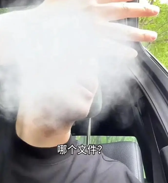 终于有人站出来了！
重庆一男子与收费员发生冲突，拒交700元路边停车费，引发热议