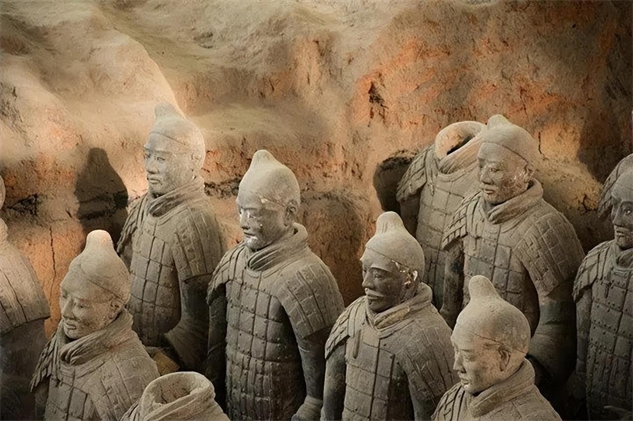 兵马俑的出土地在骊山，与秦始皇帝紧密关联。兵马俑的制作背景可追溯到中国古代的丧葬