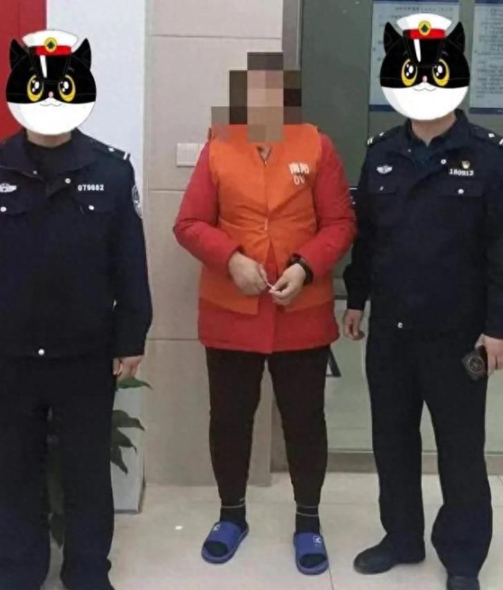 河南南阳，一女子下班回家时发现，自己刚收的订婚三金不见了，询问母亲，母亲说这些天