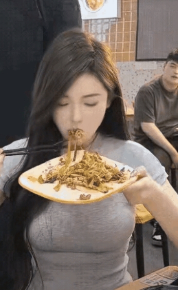 饭店里，
美女丰满的身材吸引了小伙，
可这吃相都让小伙惊住了，
况且这酒量不是一