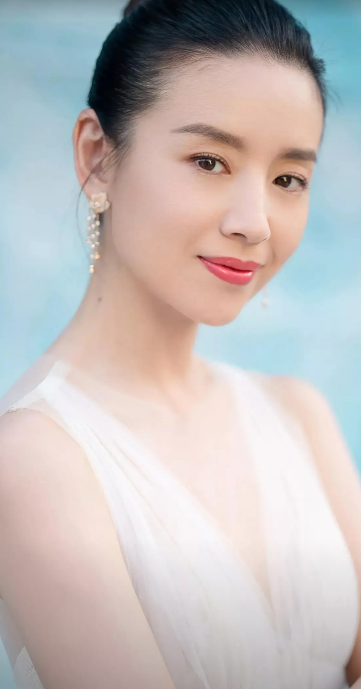 演员董洁曾坦言：“我体重绝对不能超过90斤，为了保持身材，我有时会采取一种比较‘