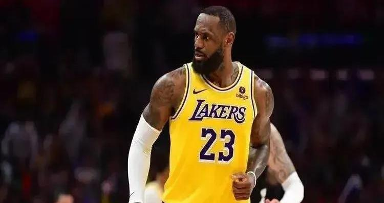 詹皇这波操作，有点东西！
 
老詹要跳出合同了！ NBA炸锅了！ 各队都疯抢！ 